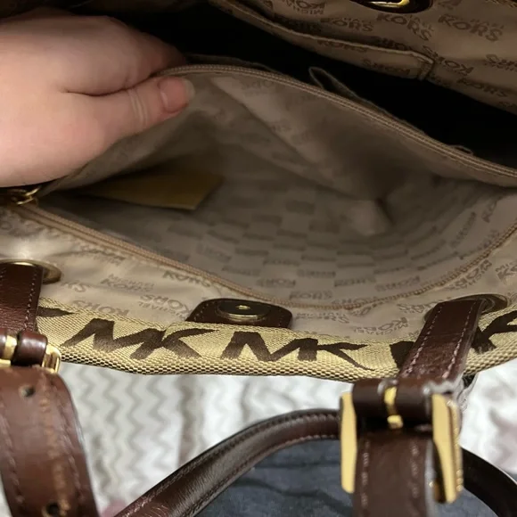 Large Michael Kors purse - Picture 3 of 4